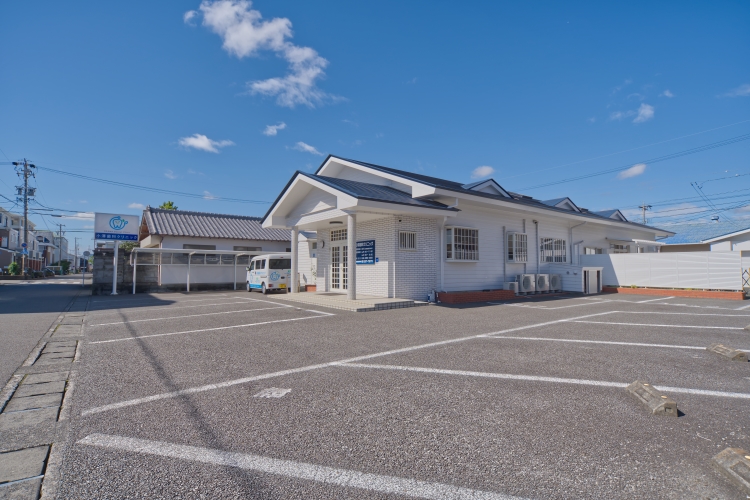 広い駐車場　歯科医院